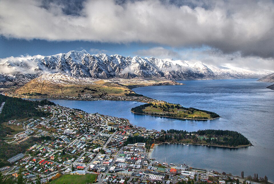 Lake Wakatipu and town views — Queenstown