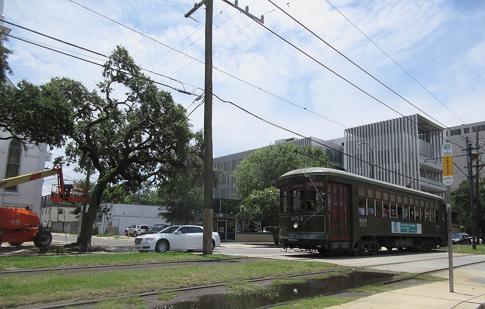 Ride the St. Charles streetcar to the Garden District — New Orleans