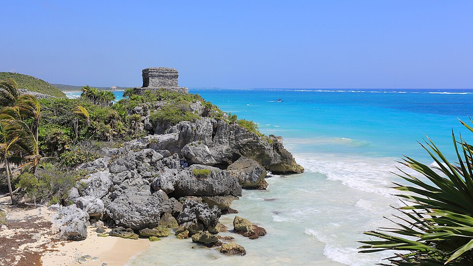 Tulum ruins and beach view — Tulum
