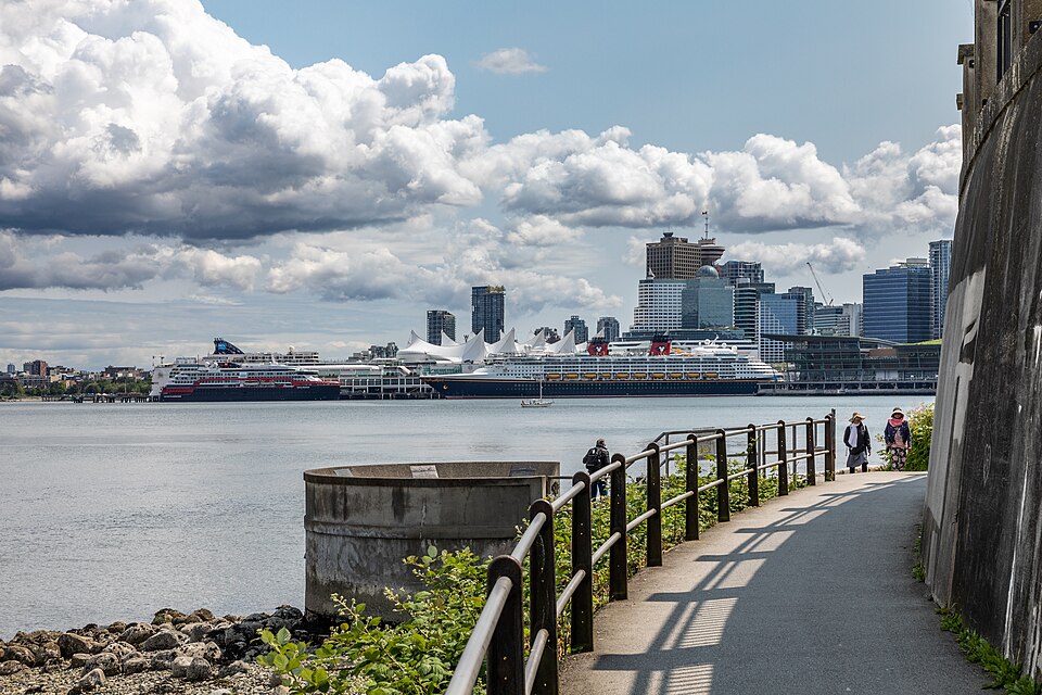 Stanley Park seawall and forest route — Vancouver